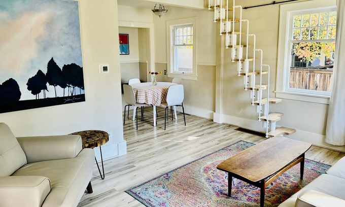 University District Casa | Cheerful & Clean Bungalow! Fabulous Location!