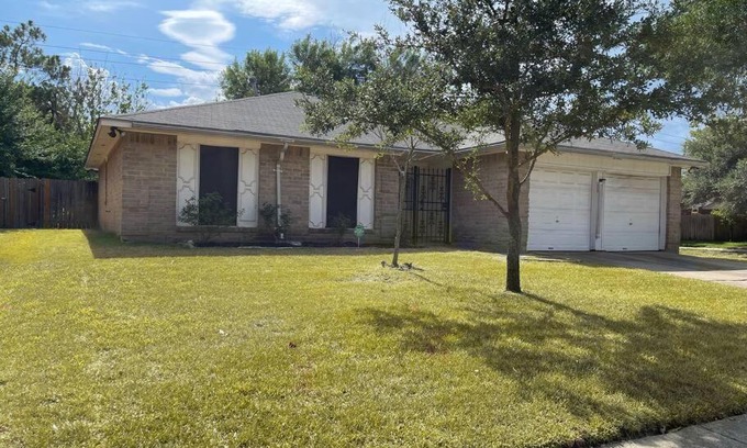 Mission Bend Casa | Cheerful & Comfy, Fireplace, Backyard, Parking