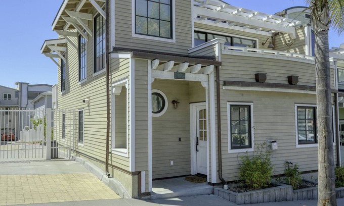 Avila Beach Condominio | Cheerful Condo Just 3 min Walk to Beach - Pet Friendly