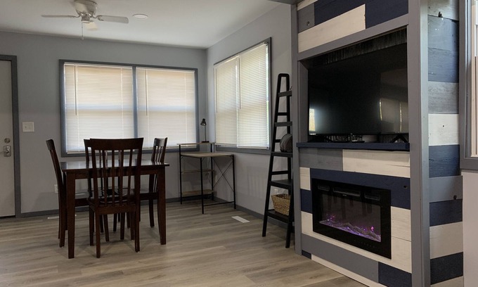 Norton Casa | Cheerful newly remodeled 1-bedroom with fireplace