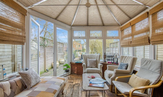Bourne End Casa | Cheerful river front town house with parking