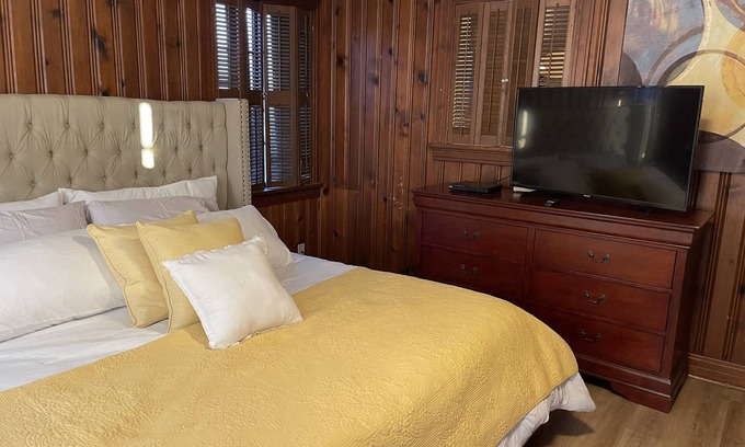 Fort Smith Casa | CHEERFUL SPACIOUS UNIQUE OLDER HOME