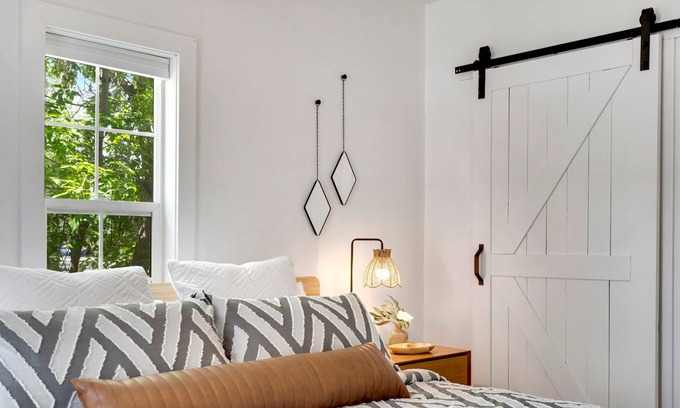 Windsor Casa | Cheerful & Stylish Great beds near Windsor Lake