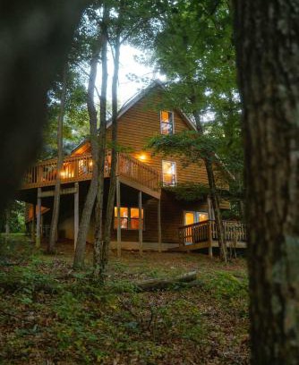 Rockbridge Casa | Cheerful Two Bdrm Cabin with Hot Tub & Pet Friendly