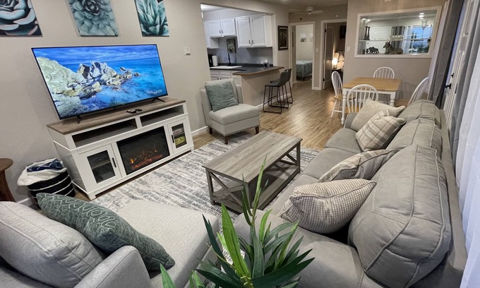 Eureka Casa | Cheerful Two Bedroom Bungalow Newly Remodeled! Arcade games, Air Hockey Table.