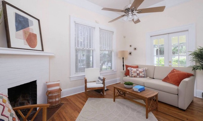 University Heights Casa | Cheery Downtown Duplex- 2 BR- Close to UF/ Shands