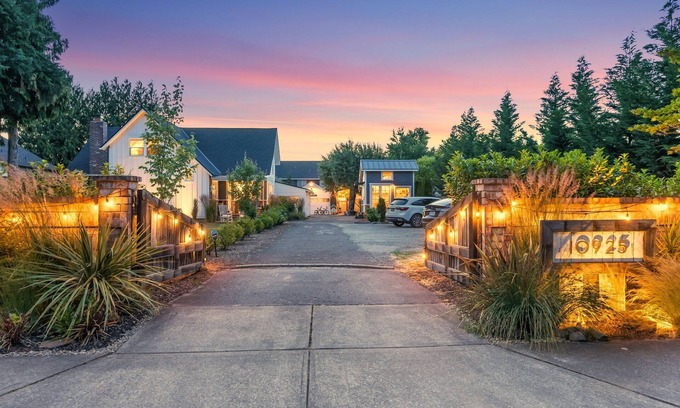 Wilsonville Casa | 1910 Restored Farmhouse+Studio+Fire Pit+Bocce Ball - Local Wineries & Family Fun
