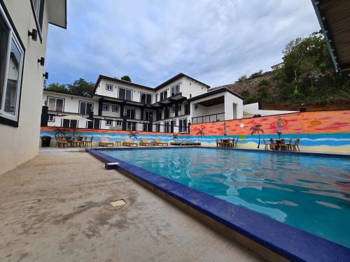 Camp Bay Hotel | Chelle's Suites and Restaurant