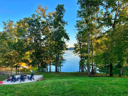 Rutledge Casa | Cherokee Lake Cottage by Staycating