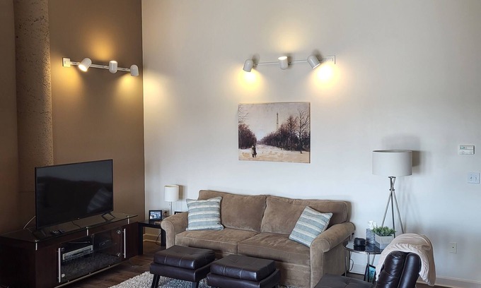 Sandusky Condominio | ¡Uno de los ÚNICOS 1 BR / 2BA, con un ENORME espacio habitable! Perfecto para parejas!