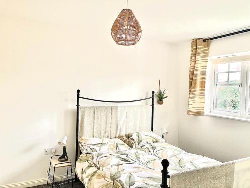 Chessington Casa | Chessington Home Stay , 3 Bed 6 Guests Free Parking Near M25 JCT9, Chessington world of Adv Resort, Kingston, Epsom, Great for Families & Groups