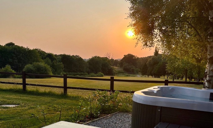 Newton Saint Cyres Casa | Chestnut, 6 Fingle Glen Lodges - pet friendly/hot tub