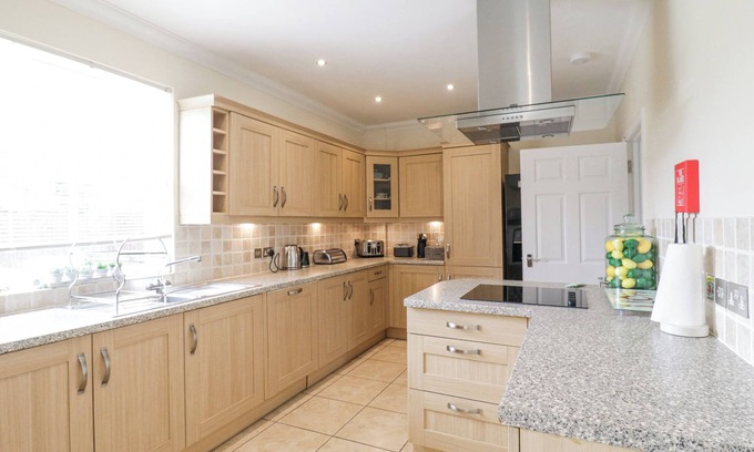 Barrow Cabaña | CHESTNUT GRANGE, pet friendly, with hot tub in Barrow, Suffolk