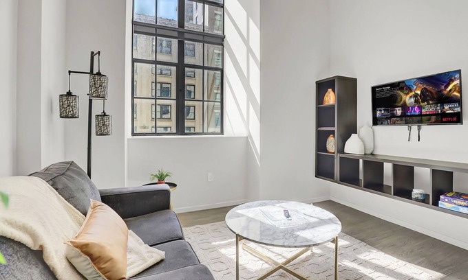 Gateway District Apartamento | Chic 1-bed loft in Playhouse square, near Stadiums, Theater, Dining, Pets OK