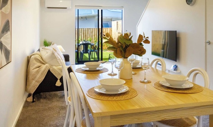 Henderson Casa | Chic 2-Bed Gem: Trust Arena Proximity - West AKL