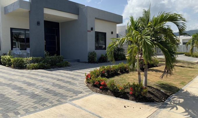 Priory Casa | Chic 2-Bedroom Luxury Home with Modern Amenities, Private Bath & Full Kitchen
