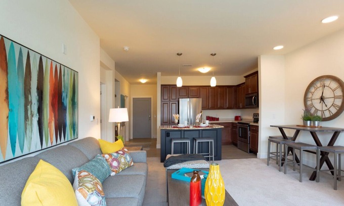 Brookfield Apartamento | Chic 2-bedroom apartment in cool Brookfield with WiFi, fitness room
