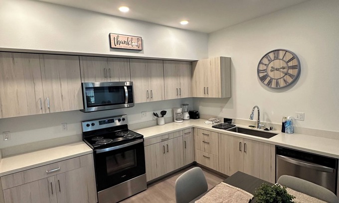 Brentwood Apartamento | Chic 2-bedroom apartment with WiFi, AC in welcoming Brentwood