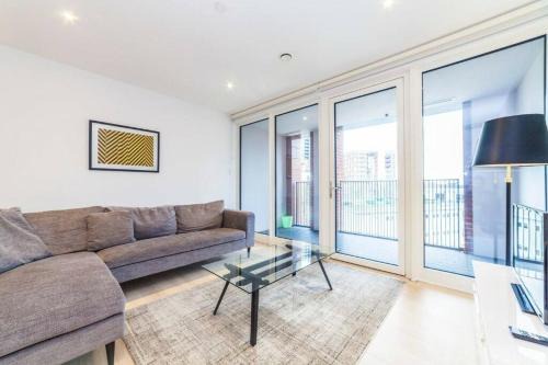 Evelyn Apartamento | Chic 2-Bedroom Apartment in Canada Water, London - Stylish Retreat Near the River Thames