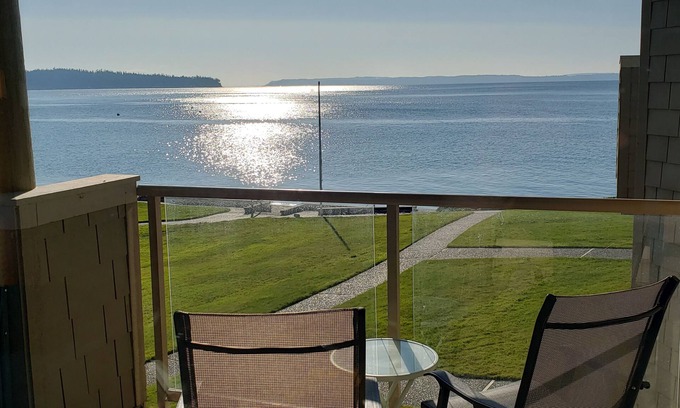 Freeland Condominio | Chic 2-bedroom beachfront condo on Mutiny Bay with water views