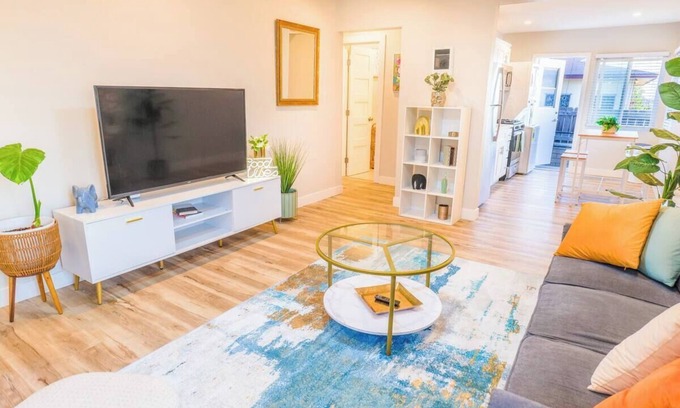 University Heights Condominio | Chic 2-bedroom condo in sunny San Diego