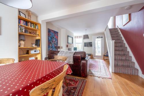 Abergavenny Casa | Chic 2-bedroom townhouse in vibrant Abergavenny