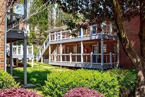South Tuxedo Park Apartamento | Chic 2BR Apt near Lenox Square!