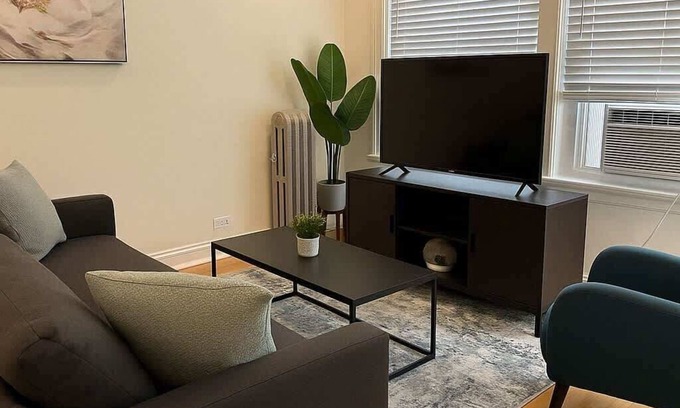 Old Irving Park Apartamento | Chic 2BR Haven Near Irving Park