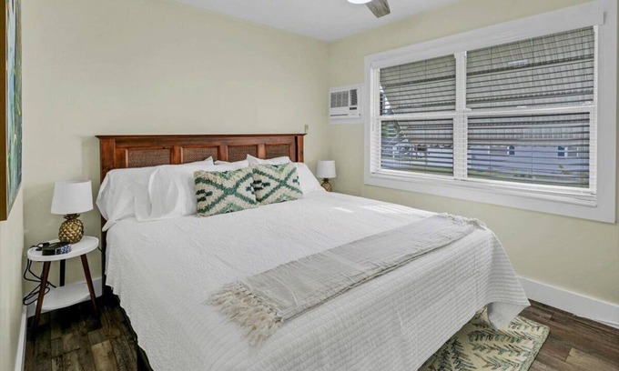 Safety Harbor Apartamento | Chic 2BR Retreat Safety Harbor + Wi-Fi Access