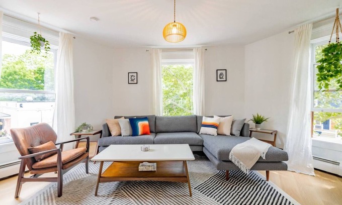 Water Hill Apartamento | Chic Apt Above Bakery, Minutes walk to Downtown!