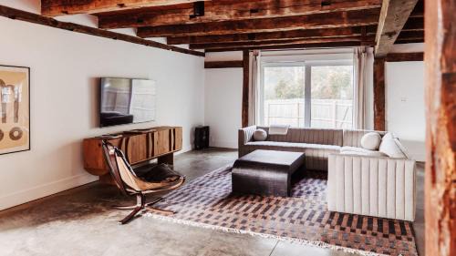 Germantown Casa | Chic Barn House with Pool