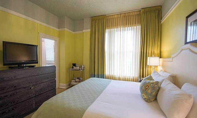 Goose Hollow Hotel | Chic Boutique Hotel with Pop-Up Cinema, On-site Bar and Mini-Golf!