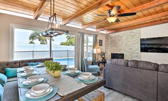 North Clairemont Casa | Casa elegante en el centro de San Diego con piscina privada.
