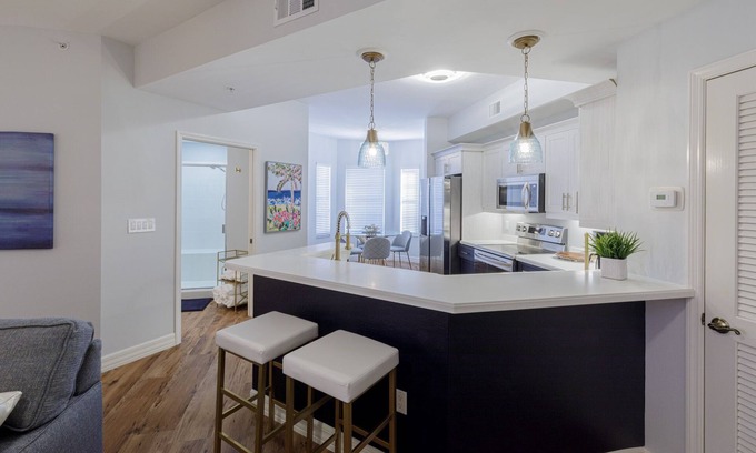 Redevelopment Area Condominio | Chic Coastal Condo - Steps to the Best of Naples
