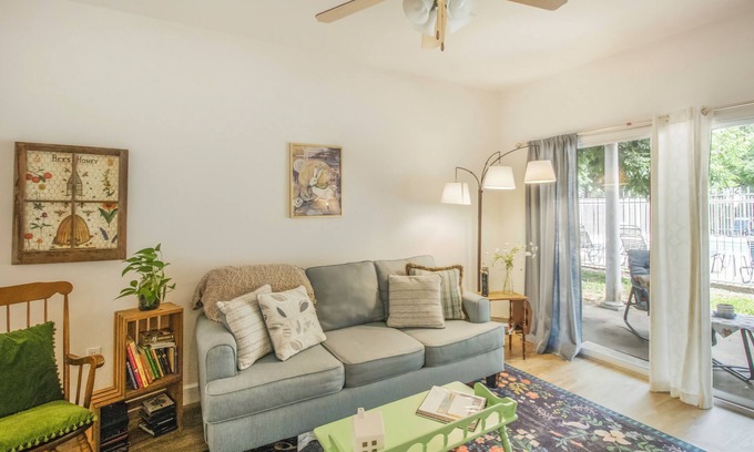 Gainesville Casa | Chic Condo w/ Community Pool - Under 10 mins to UF