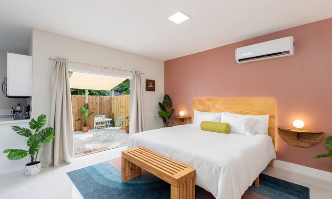 Buena Vista Apartamento | Chic Deco Hideaway w/ King Bed