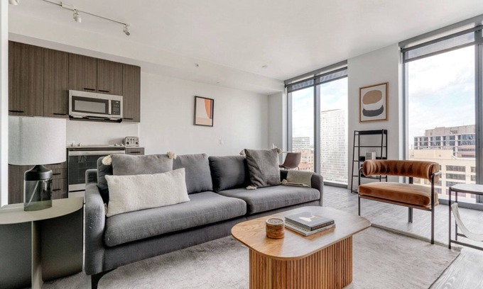 Waller Creek District Apartamento | Chic Downtown 1BR w/ Pool & Gym, close to Restaurants, by Blueground
