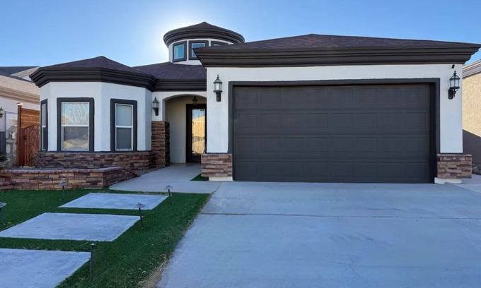 Northeast El Paso Casa | Chic Family Retreat- Amazing 3-bedroom house with AC in NE El Paso