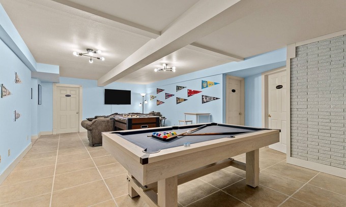 Green Lake Casa | Chic getaway: fireplaces + all ensuite bedrooms