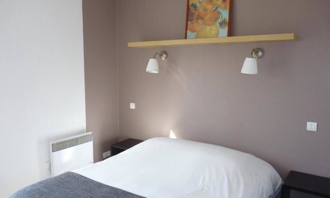 Digne-les-Bains Hotel | Chic Golfer's Retreat with Seasonal Outdoor Swimming Oasis - Parking