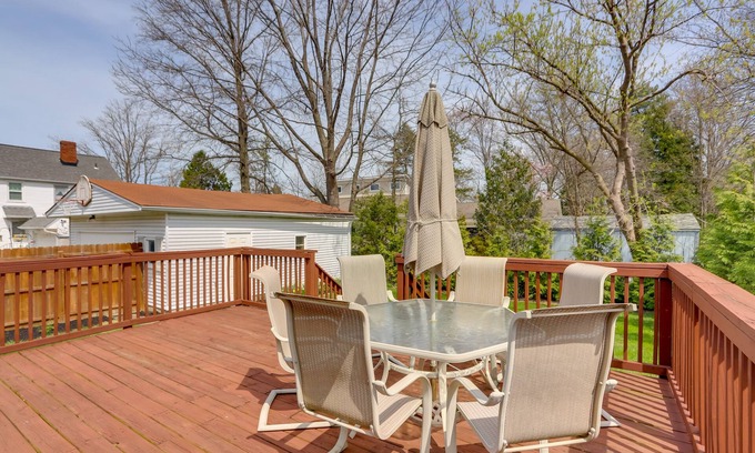 Avon Lake Casa | Chic Home w/ Deck, Walk to Lake Erie!