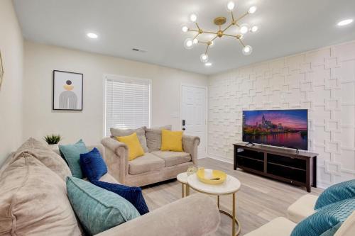 Southeast Raleigh Casa | Chic home with king bed in Raleigh