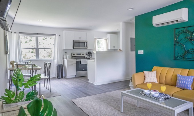 Plaza Midwood Apartamento | Chic King Bed Near Uptown