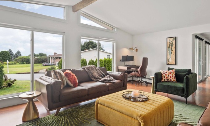 Malletts Bay Casa | Chic Mid-Century Modern Retreat: Steps from Beach & Bike Path