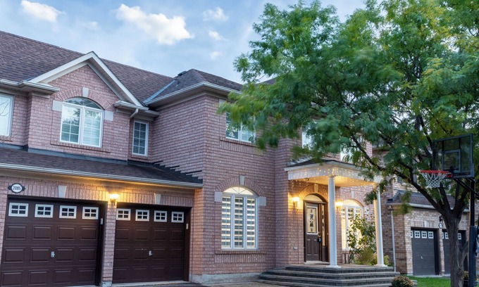 Glen Abbey Casa | Chic Oakville Hideaway: Perfect for Families