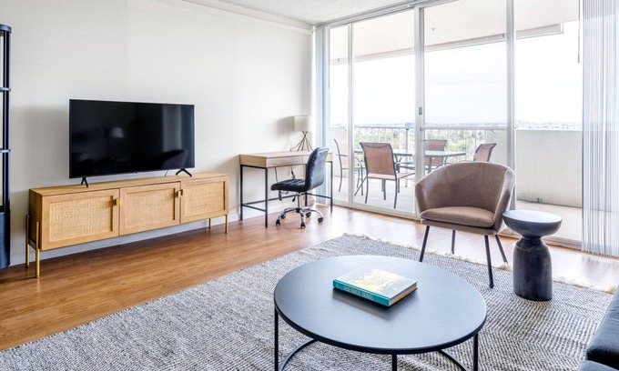 Central San Mateo Apartamento | Chic San Mateo 1BR w/ W/D, Pool, Parking, walk to Caltrain, by Blueground