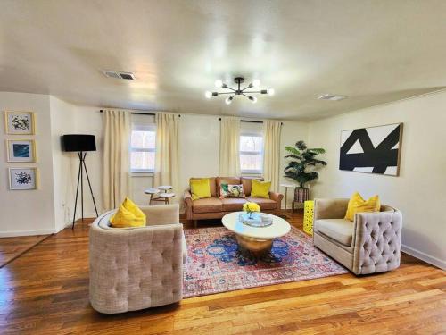 West Orange Apartamento | Chic Spacious Apt Near Attractions/Food/EWR/NYC