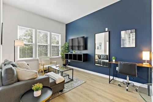 Cherry Apartamento | Chic Studio - 5 Min DT, Gym, Parking, W-D - Sleeps 6