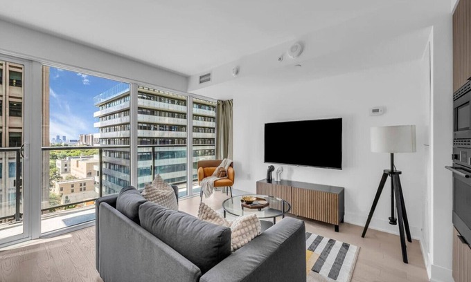 Bay Cloverhill Apartamento | Chic & Stylish Condo in the Heart of Toronto