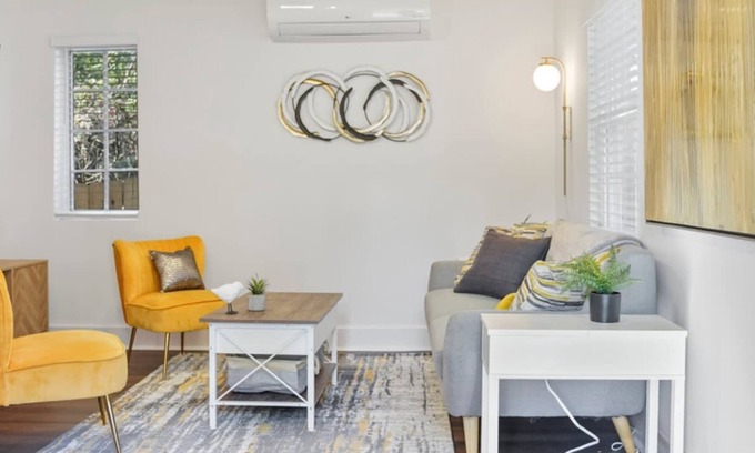 East Side Apartamento | Chic Suite | Tiny Luxury in Ideal Location